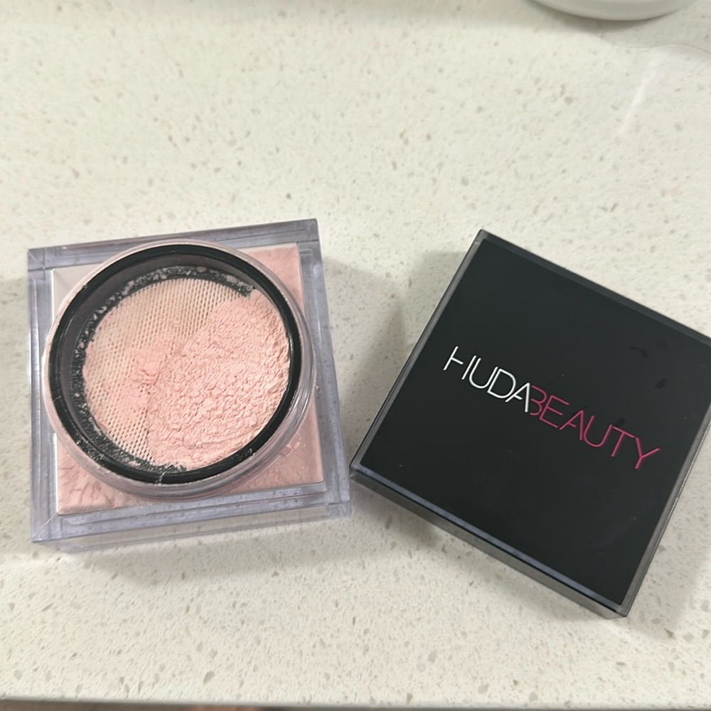 HUDA BEAUTY easy bake in cherry blossom